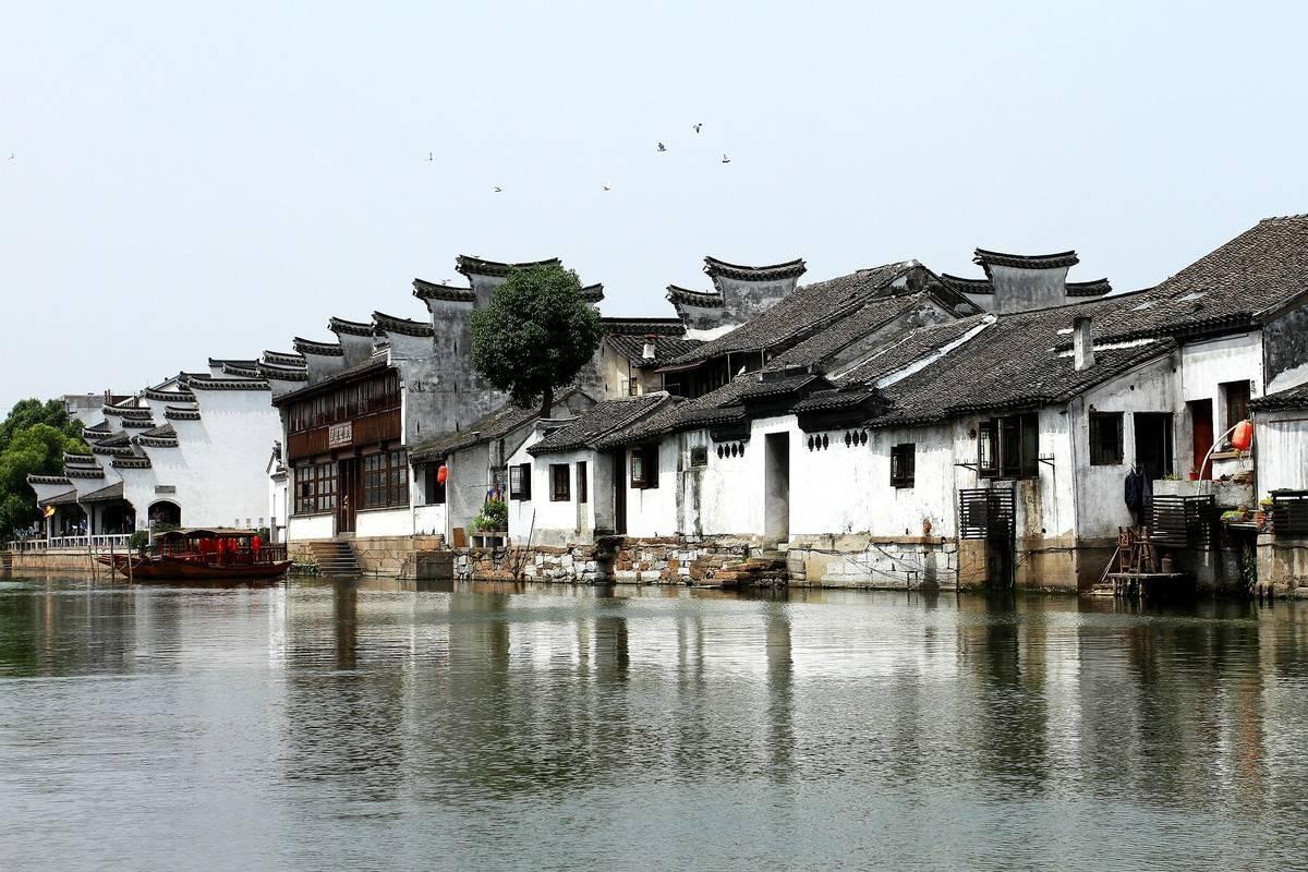 “守住一方黑板”，让教学形式多样化，这位老师设计200多幅板书让孩子爱上语文